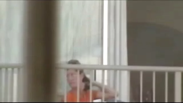 Uma rapariga inexperiente toma conta de duas pilas ao mesmo tempo-mais filme pornô falando português em Slurpjp com