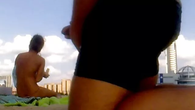 Dois velhos convidam rapazes filme pornô de português para uma orgia gay.