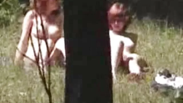 Uma rapariga excitada e infiel mostra rata ao vizinho, mete dedos e vídeo de pornô brasileiro português fode