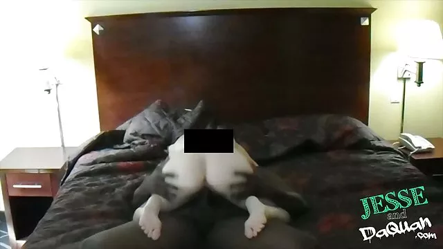 O pequeno amador tem uma penetração difícil. filme pornô em português