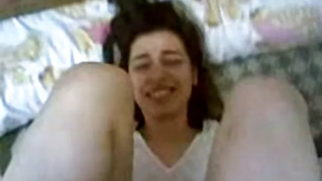 Rapariga vídeo pornô brasileiro em português a Solo masturba-se e geme em 4K