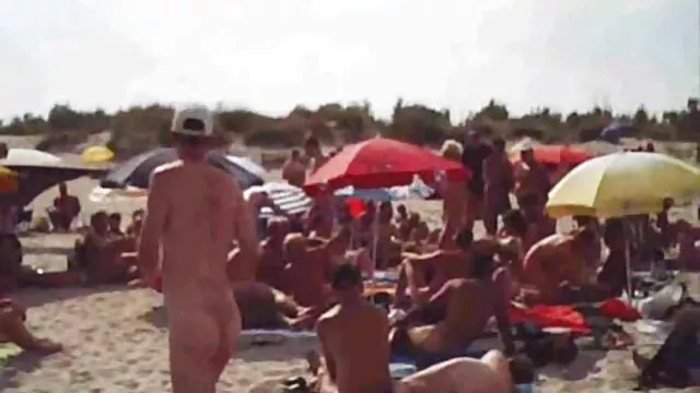 Uma linda rapariga acaricia e faz sexo a três vídeo pornô grátis em português