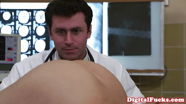 Profundo. A Demi emboscou o namorado na Ménage à filme pornô de português trois.