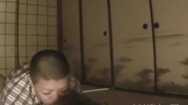 Os jovens masturbam-se um ao lado do outro e vêm-se no fim filme de pornô em português