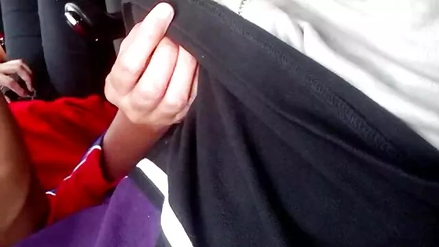 Twink masturba-se e filme pornô falando português chupa no autocarro