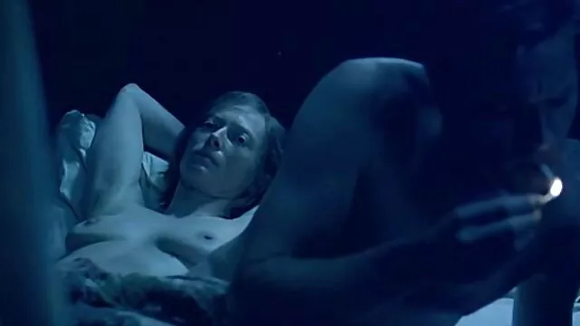 Um velho maluco fodido por vídeo de pornô português brasileiro um jovem prisioneiro.
