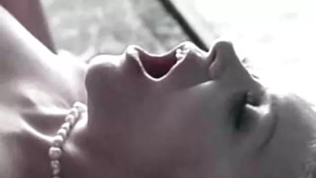Sexy madura filme pornô falando português ama o seu grande vibrador preto