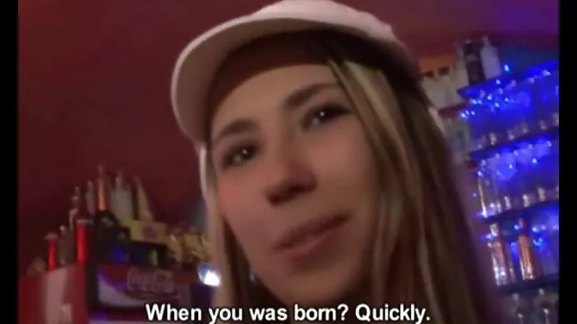 A adolescente excitada Sasha fode-lhe filme de pornô brasileiro em português os dedos rata