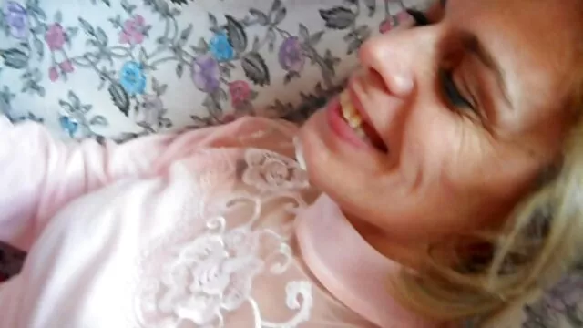 Coquette teen Nathaly Teges quero ver filme pornô português quer conduzir o carro, mas tem