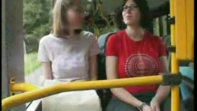 A Heidi cintilante com filmes porno legendado em português Mamas grandes bate em gangbang.