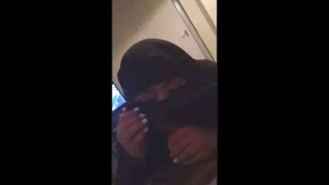 O Rigger lubrifica uma ficha anal vídeo de pornô português brasileiro e enfia-a num homem submisso.