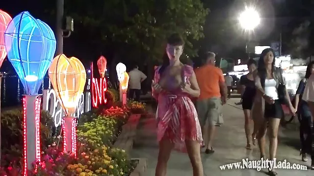 O papá faz cócegas video porno gratis portugues ao rapaz asiático Matty