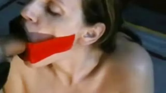 O vídeo pornô brasileiro português prisioneiro twink leva a pila Velha em castanho